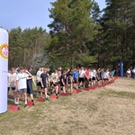 Grupa uczniów stoi na starcie do biegu..jpg