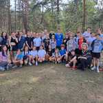 Grupowe zdjęcie uczniów na tle leśnej polany..jpg