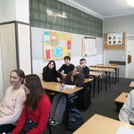 Uczniowie siedzą w klasie w ławkach..jpg