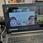 Widok ekranu laptopa z uczniami z Łotwy.jpg
