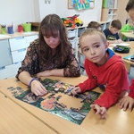 chłopcy układają puzzle z dziewczyną.jpg