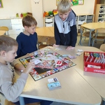 chłopcy grają w monopoly(1).jpg