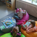 dziewczynki grają siedząc na kolorowych pufach.jpg