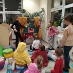 Dzieci oglądaja teatrzyk.jpg
