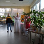 Pani przebrana za królową i uczniowie stoją przy teatrzyku..jpg