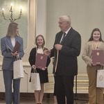 Prezydent wręcza medal dziewczynce..jpg