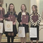 Trzy dziewczynki trzymają w rękach dyplomy i papierowe torby..jpg
