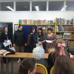 Jury wręcza dyplom dziewczynie..jpg