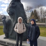 Chłopak i dziewczyna stoją przy pomniku..jpg