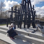 Dwoje uczniów pochyla się nad kartką przy krzyżach..jpg