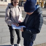 Dwoje uczniów pochyla się nad kartką.jpg