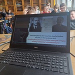 Ekran lapotopa na tle uczniów w klasie..jpg