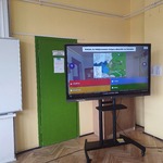 Ekran z prezentacją w klasie.jpg