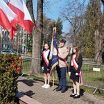 Poczet sztandarowy stoi przy pomniku.jpg