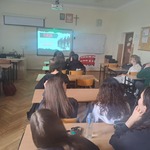 Uczniowie patrza na prezentację w klasie..jpg
