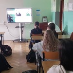 Uczniowie patrza na prezentację w klasie.jpg