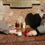 znicze trzymane przez dłonie.jpg