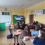 Uczniowie patrzą na prezentację w klasie.jpg