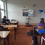 Uczniowie patrzą na prezentację w klasie..jpg