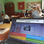 Ekran lapotopa na tle uczniów w klasie.jpg