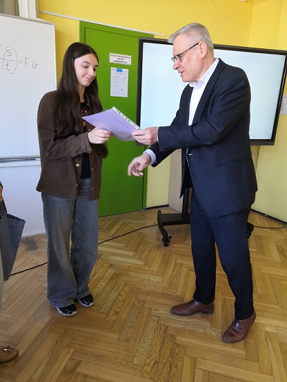 Pan dyrektor wręcza dyplom uczennicy.jpg