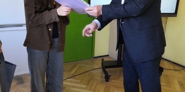 Pan dyrektor wręcza dyplom uczennicy.jpg