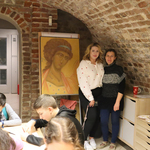 Dwie kobiety na tle dużej ikony