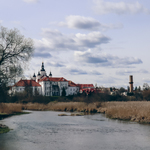 panorama na klasztor z rzeką w tle