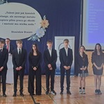 Grupa uczniów stoi na hali w szeregu..jpg