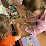 Dzieci układają puzzle..jpg