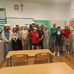 Grupa uczniów w koronach.jpg