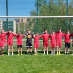 Grupa uczniów ubranych w sportowe stroej stoi na bramce na murawie..jpg