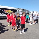 Grupa uczniów ubranych w sportowe stroje stoi  w dwóch rzędach.jpg