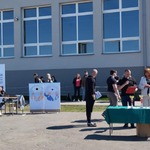 Grupy uczniów i nauczyciele na tle budynku szkoły.jpg