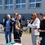 Uczeń odbiera puchar od kobiety.jpg