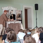 Aktor przedstawia pacynkami w starym kredensie.jpg