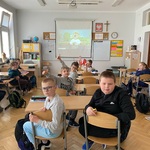 Uczniowie w klasie odwracają się do zdjęcia..jpg