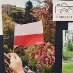 Flaga Polski na tle drzew.jpg