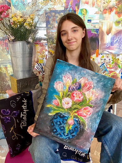 Portret dziewczyny na tle obrazów.jpg