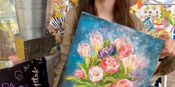 Portret dziewczyny na tle obrazów.jpg