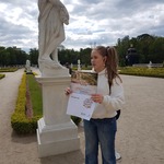 Dziewczyna stoi z mapą przy pomniku..jpg