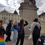 Grupa dziewczyn patrzy na pomnik przy pałacu..jpg