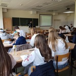 Widok na uczniów siedzących w ławkach a sali.jpg