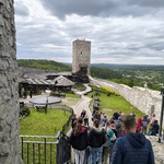 Grupa młodziezy schodzi po schodach w kierunku ruin zamku.jpg