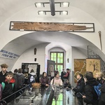 Grupa młodzieży stoi w muzeum.jpg