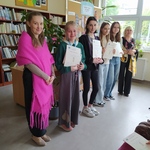 Cztery uczennice razem z dwiema paniami pozują do zdjęcia w bibliotece.  W rękach trzymają dyplomy..jpg