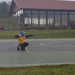 Chłpiec w masce celuje z łuku.jpg