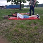 Dziewczyna leży na matercu i celuje z wiatrówki..jpg