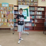 uczeń czyta tekst na kartce .jpg