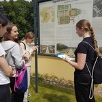 Cztery  dziewczyny stoją przed tablicą informacyjną..jpg